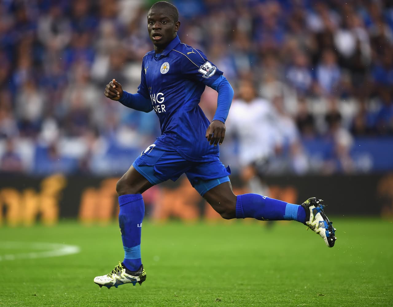 El mediocampista francés del flamante campeón Leicester City N’golo Kanté es otro que estaría cerca de llegar para fortalecer la medular. El United solo tendría que pagar la cláusula de rescisión equivalente a 22 millones aunque el PSG podría meterse y entorpecer la negociación. Es un 'escudo' clásico que aseguran le agrada demasiado a Mourinho, al grado que podría ser el primer fichaje en anunciarse.