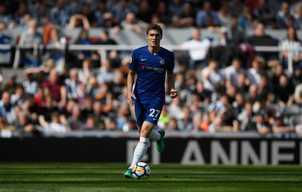 El joven danés Andreas Christensen tiene poca participación en el Chelsea y es por eso que podría dejar el equipo en este invierno. Borussia Monchengladbach y Milan suenan como posibles destinos.
