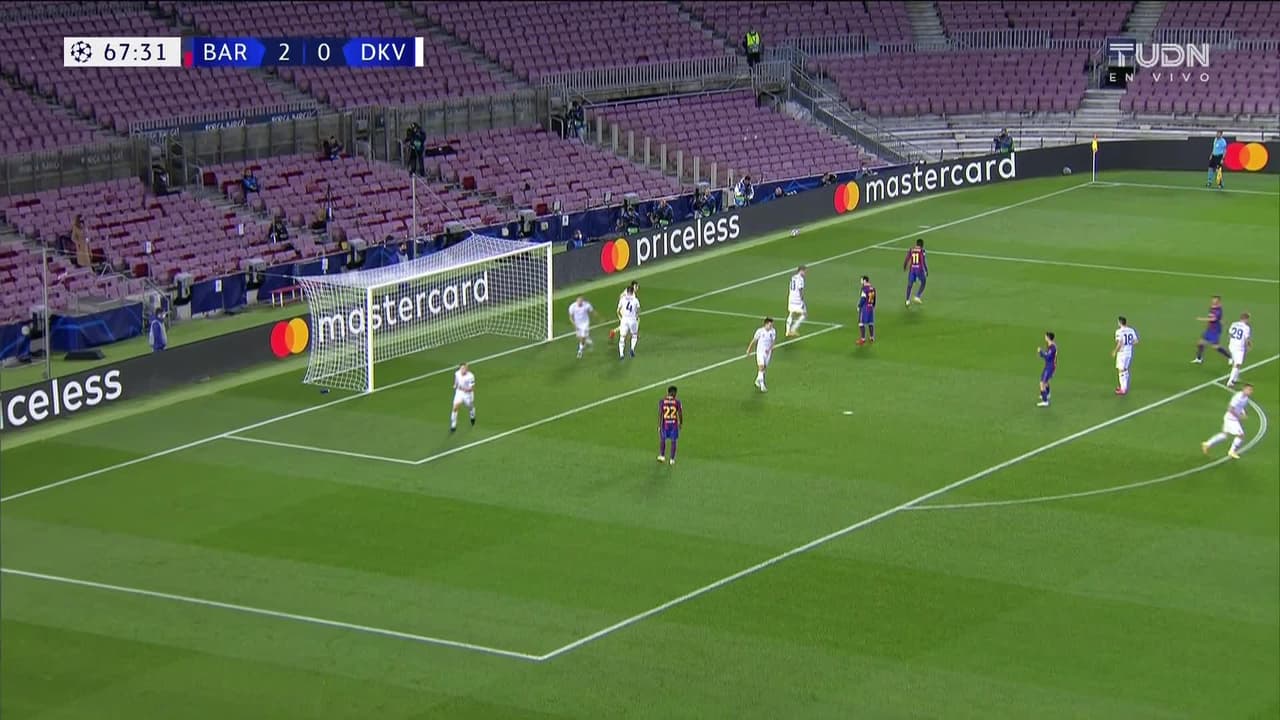 ¡TIRO ATAJADO! disparo por Lionel Messi.