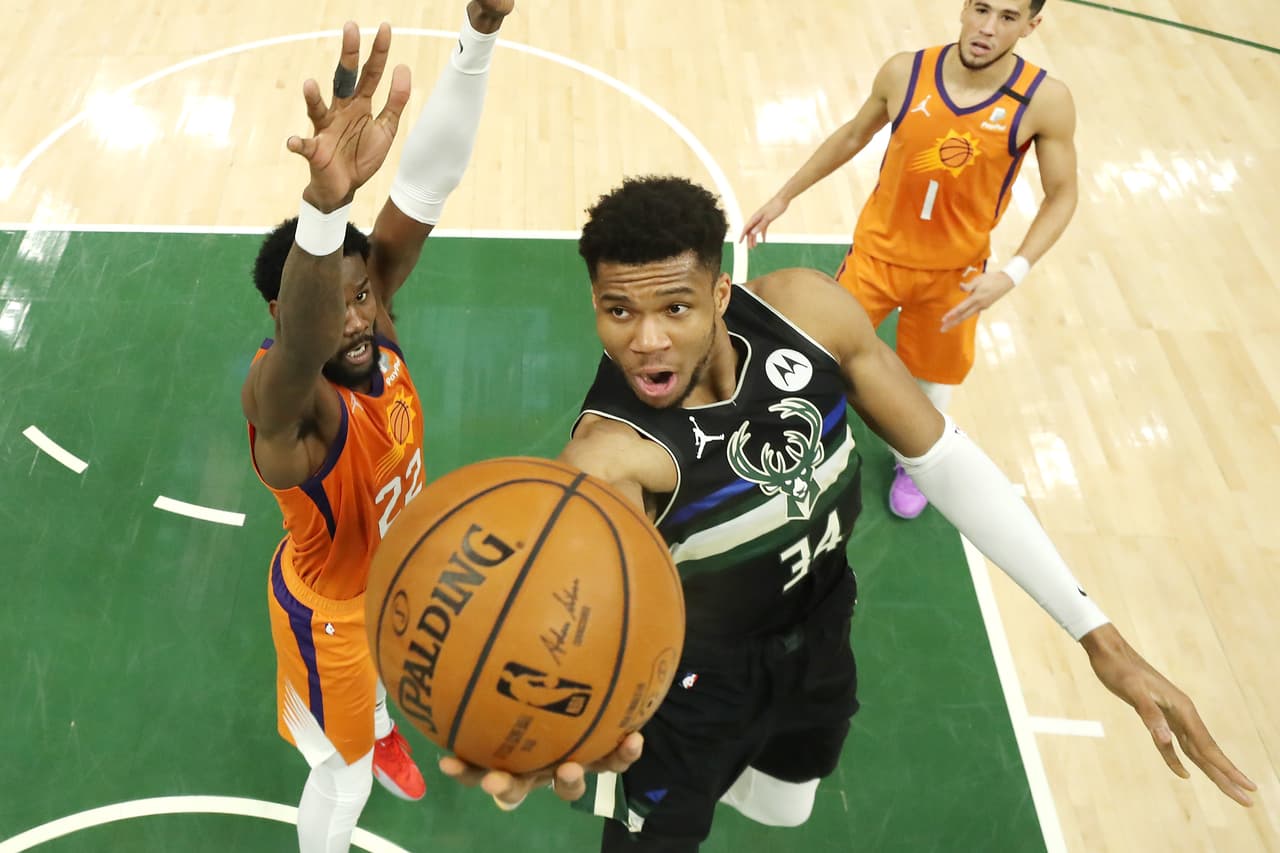 <b>Puesto 19. Giannis Antetokounmpo (baloncesto) </b>
<br>
<br>Ganancias totales: 47 millones de dólares.
<br>
<br>Ganancias en el deporte: 22 millones de dólares.
<br>
<br>Ganancias en patrocinios: 25 millones de dólares.
<br>
<br>Según la investigación de Forbes, gran parte del dinero para los atletas provino de patrocinios, no solo de los contratos de sus equipos o eventos específicos.
<br>