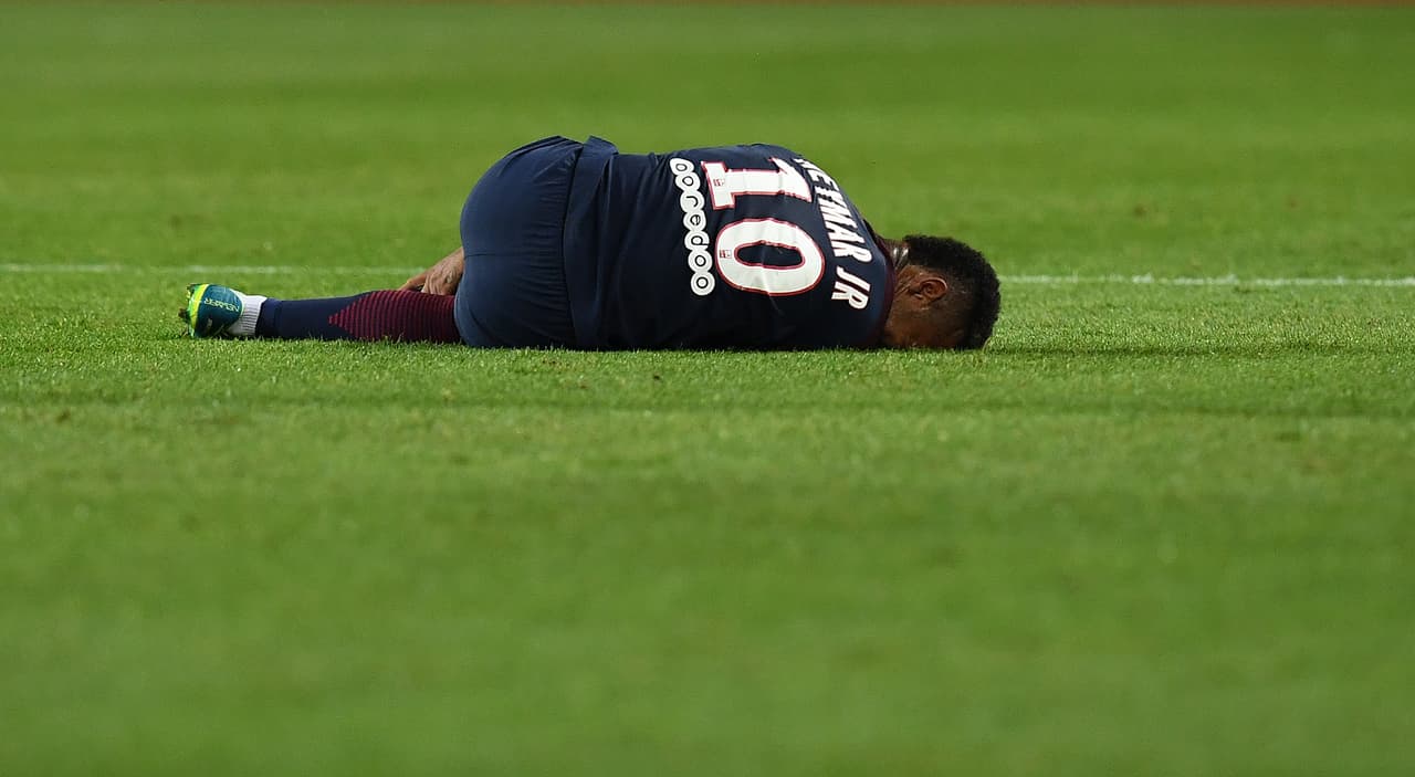 El brasileño Neymar, sin tanta lucidés como en los juegos anteriores, sufrió mucho las faltas de los rivales. Juego fuerte para parar al crack.