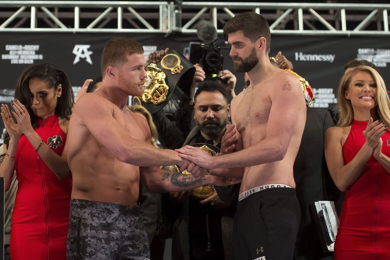 Este viernes, en el Madison Square Garden de Nueva York, Saúl 'Canelo' Álvarez y Rocky Fielding realizaron el popular pesaje antes de su combate de este sábado en el mismo recinto. Su promotores, Óscar De La Hoya y Eddie Hearn, estuvieron presentes en una jornada en la que también se pesaron los peleadores que completan la cartelera.