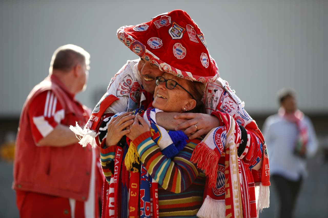 Los aficionados del Sevilla y los del Bayern Múnich se juntaron en el Ramón Sánchez Pizjuán para presenciar el duelo de cuartos de final de la Champions League. Mucho colorido, alegría y buen ambiente en la capital de Andalucía.