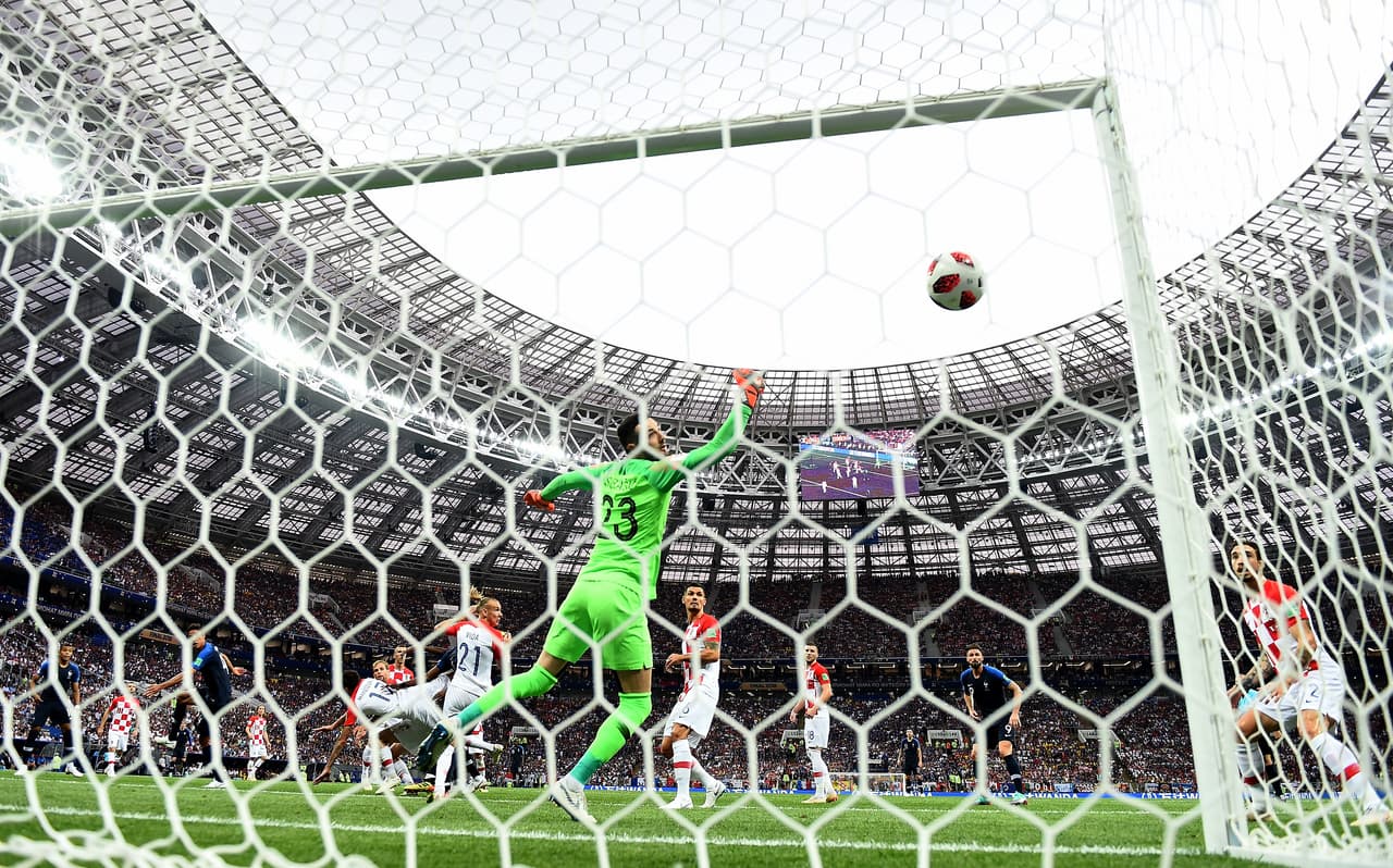 Con una buena curva le metió peligro a ese balón y Mario Mandzukic en un intento por rechazar metió el balón en su propio arco.