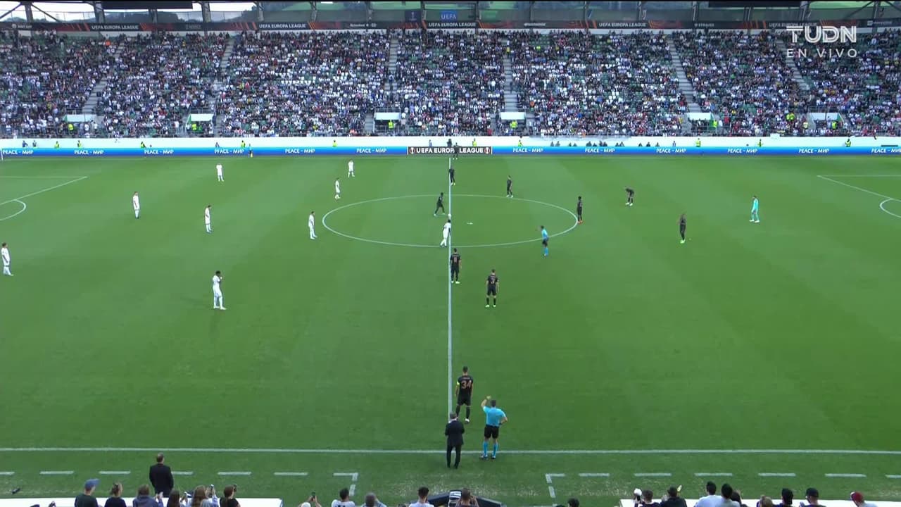 Arranca el partido y la pelota está en juego.