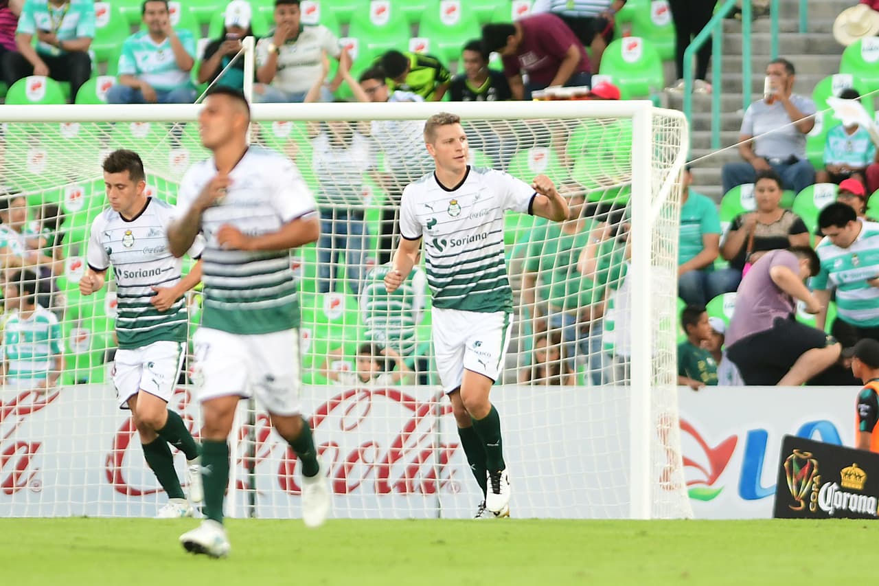 El segundo gol también llegó por la vía del penalti, en un remate que senteció Julio Furch al minuto 23.