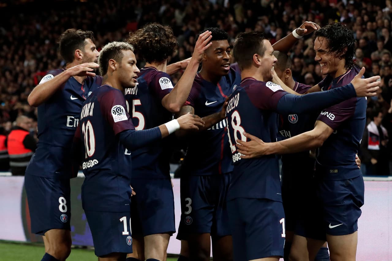 Marcelo y Jeremy Morel fueron quienes conviertieron los goles del Paris Saint-Germain en el Parque de los Príncipes, para que los locales sigan como líderes solitarios de la Ligue 1.