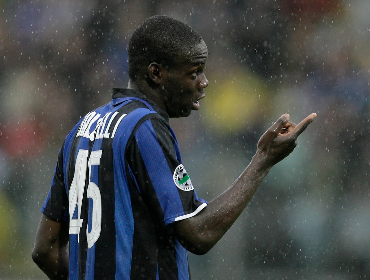 Las actitudes del jugador lo convirtieron en una figura criticada por los hinchas, que vieron con muy malos ojos además que el delantero reconociera ser hincha del Milán, su máximo rival.