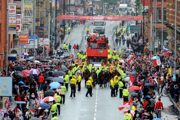 El camión seguía su recorrido y a su paso encontraba las calles llenas de fanáticos.