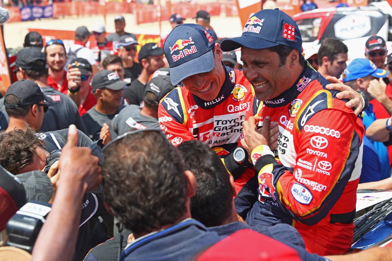 El catarí Nasser Al-Attiyah (der., foto) en autos; Eduard Nikolaev y su equipo Kamaz, integrado por Evgenii Iakovlev y Vladimir Rybakov, en camiones; y el australiano Toby Price en motos, celebraron su triunfo en el Rally Dakar.