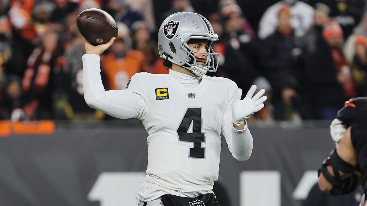 Derek Carr seguirá como mariscal de campo de Raiders