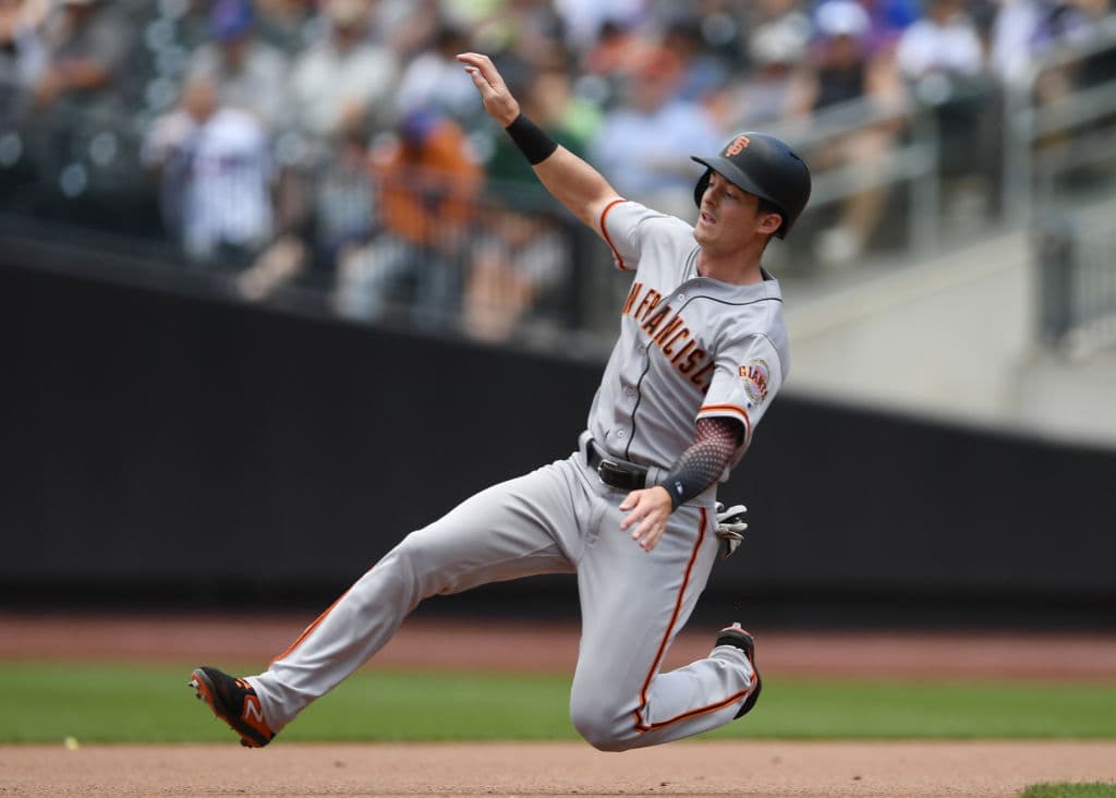 Acto seguido, el cubano Adeiny Hechavarría empalmó un sencillo e ignoró la señal de alto del coach de tercera base Gary DiSarcina para anotar fácilmente mediante el doble del dominicano Juan Lagares.