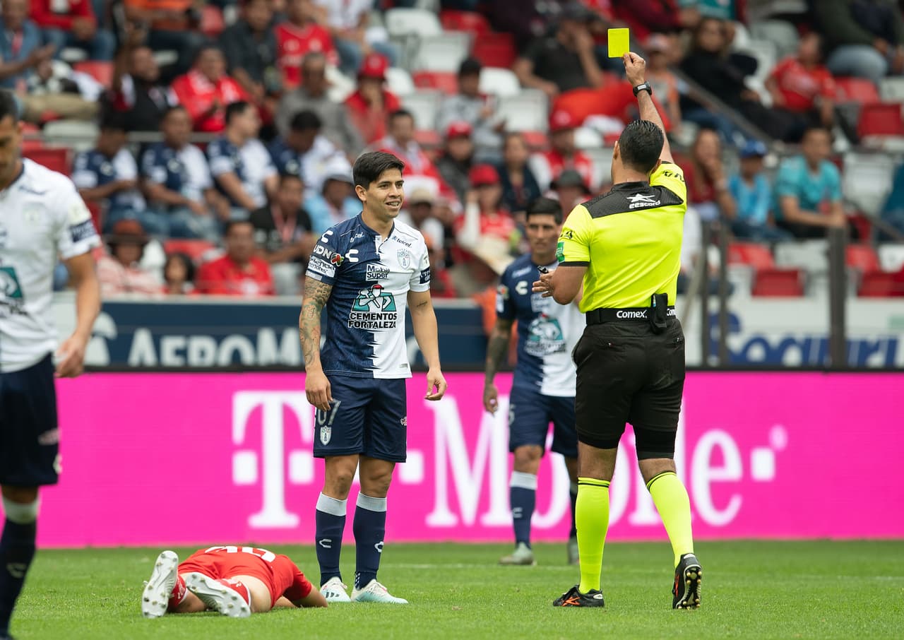 Tarjeta amarilla para Dávila luego de una entrada dura, según lo juzgó el árbitro.