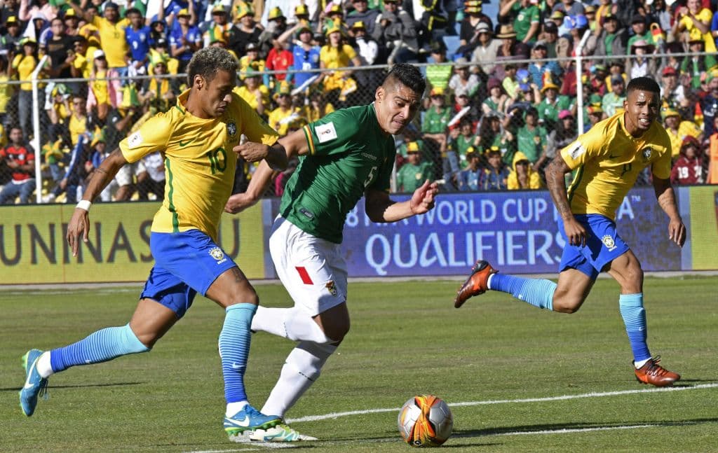 Bolivia's Luis Gutierrez and Brazil's Neymar vie for the ball during their 2018 World Cup qualifier football match in La Paz on October 5, 2017. / AFP PHOTO / AIZAR RALDES (Photo credit should read AIZAR RALDES/AFP/Getty Images)