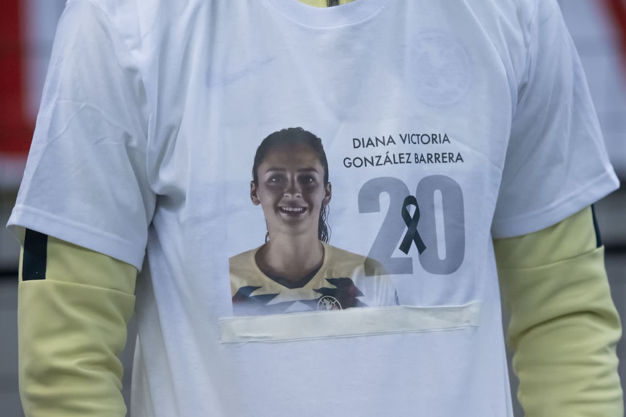 Las Águilas portaron playeras con la imagen de Diana González, exjugadora recién fallecida del América Femenil.