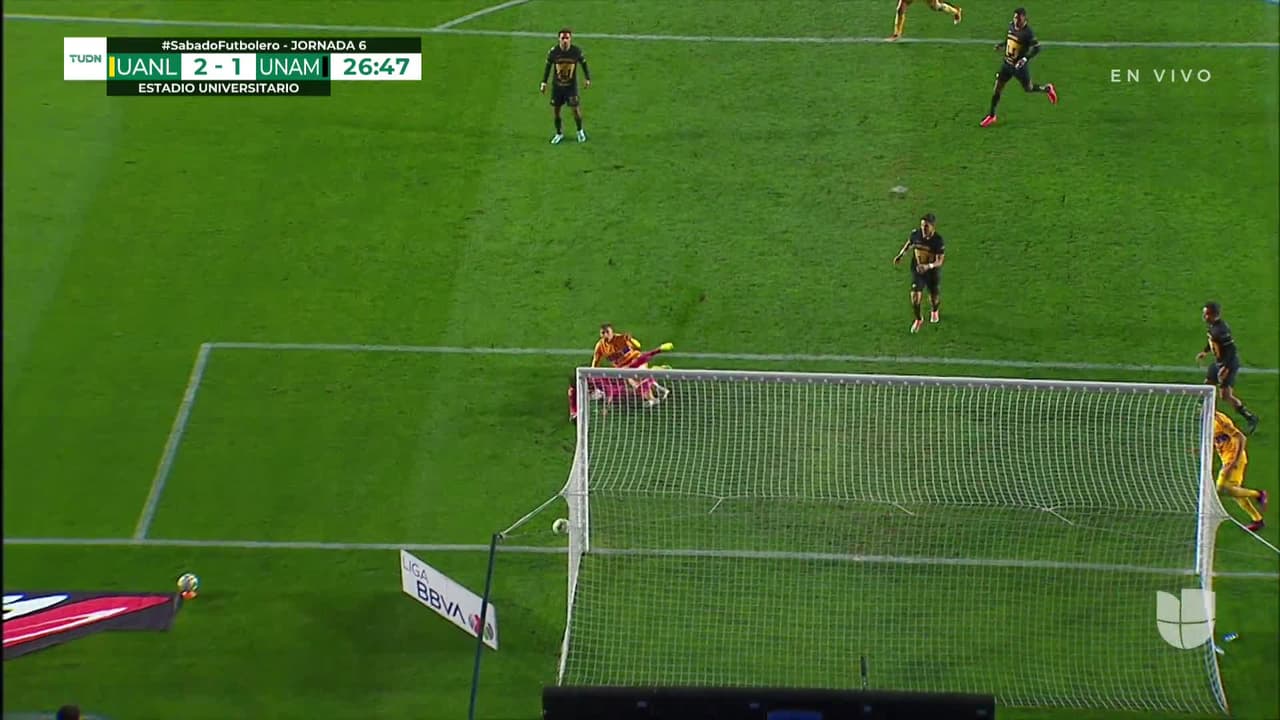 ¡CERCA! Fernando Gorriarán disparó que se estrella en el poste.