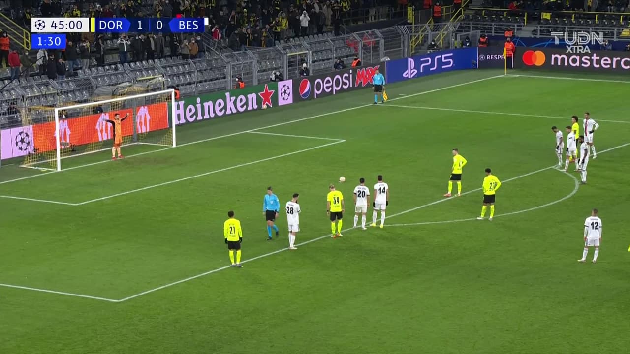 ¡El segundo del Dortmund! Reus define muy bien ante Besiktar