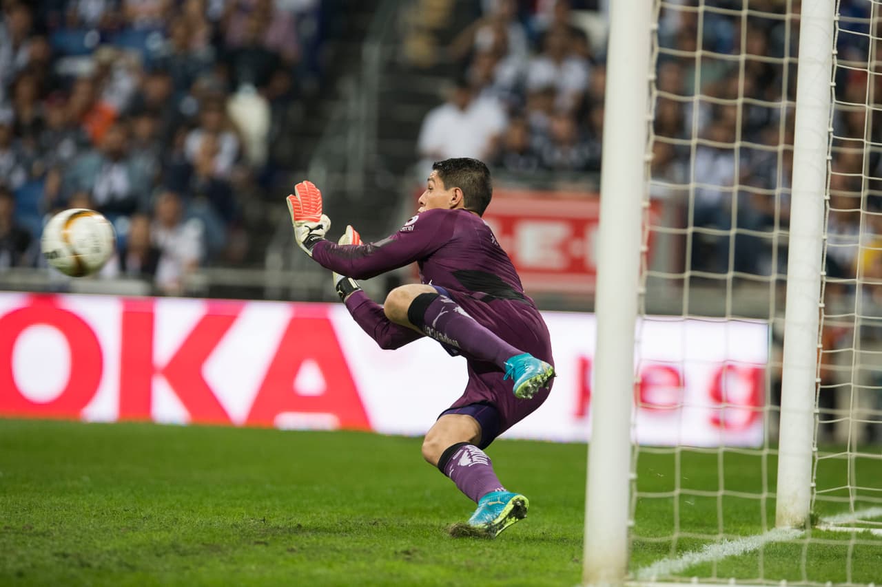 Morelia tuvo un penal para igualar el marcador pero el disparo fue contenido por Hugo González. Aquí se vino abajo la moral de los Monarcas.