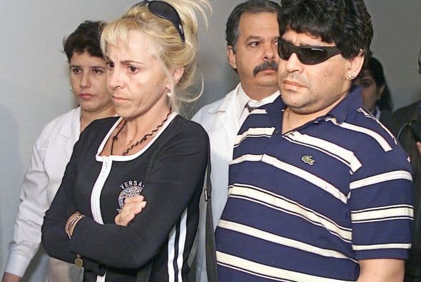 En el 2013 fue seguido por varios fanáticos en su automóvil, después de evadir a los seguidores la prensa continúo siguiéndole y el astro decidió bajar de su vehículo para agredir con piedras a los periodistas.