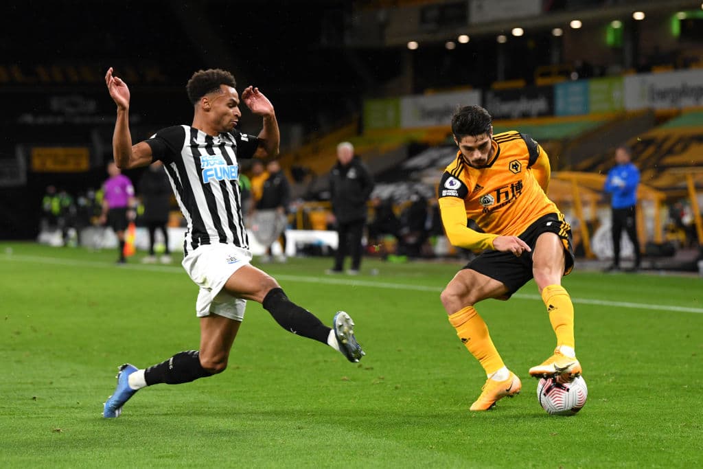 De último minuto empata Newcastle ante el Wolverhampton en el Estadio Molineaux. El mexicano Raúl Jiménez anotó el primer gol del encuentro, pero fue al minuto 88 cuando Jacob Murtphy le da el gol del empate a los 'Magpies' en la quinta jornada de la Premier League.