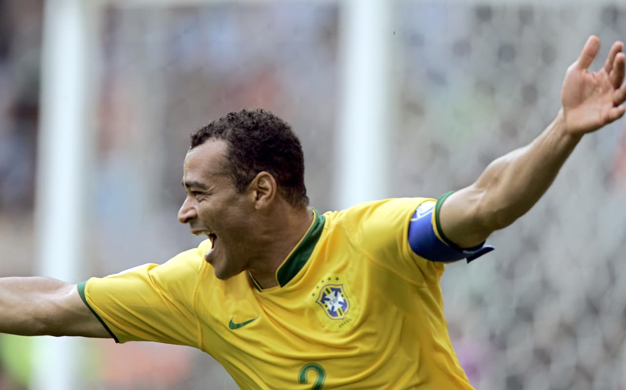 Y es que de hecho Cafú, dos veces campeón del mundo, fue capitán de Brasil en 2002, cuando como lateral derecho lideró a su país a coronarse y así se convirtió en ídolo de un ídolo del fútbol.