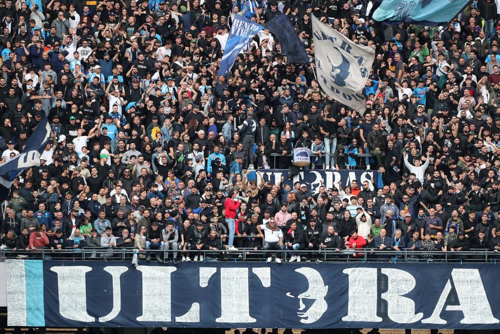 Los ultras del Napoli apoyan al equipo durante el partido ante Udinese. El equipo del sur extiende su dominio en la Serie A tras este triunfo.