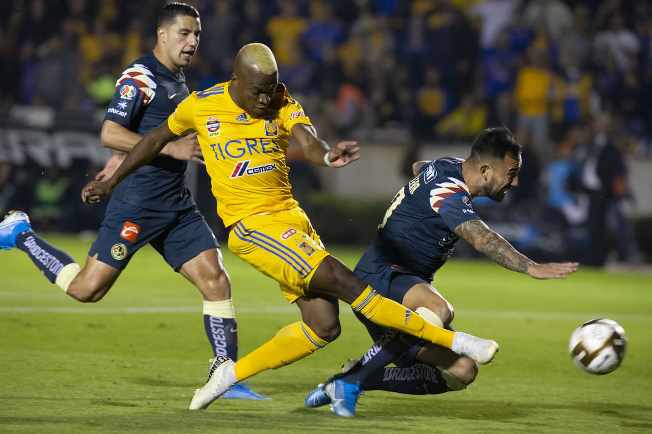 Enner Valencia manda su primer tiro por un costado.