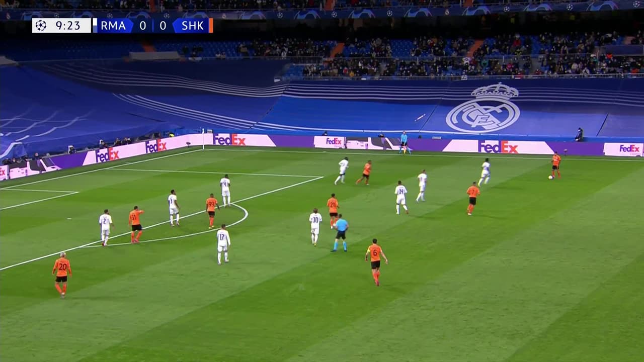 ¡CERCA! Alan Patrick disparó que se estrella en el poste.