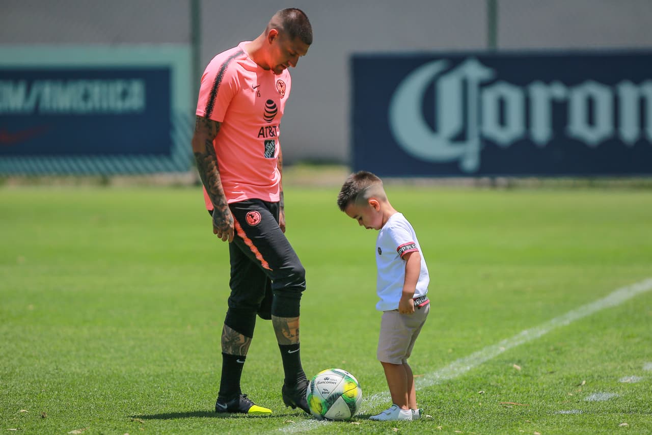 El chileno Nicolás Castillo le mostró algunos de sus secretos con el balón a su hijo, en la jornada previa al duelo con Cruz Azul por Cuartos de Final de la Liguilla donde fue centro de atención de los medios.