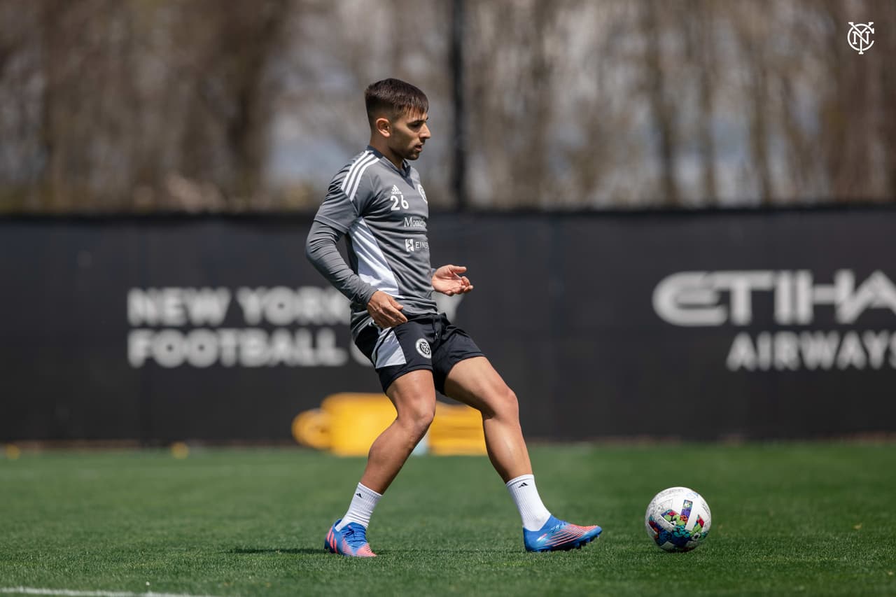 El uruguayo 'Cacha' Acevedo se afianza en el centro de la cancha.