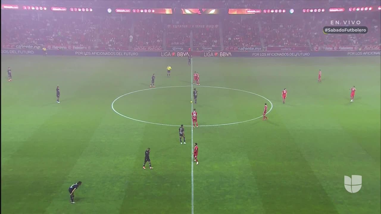 Arranca el partido y la pelota está en juego.