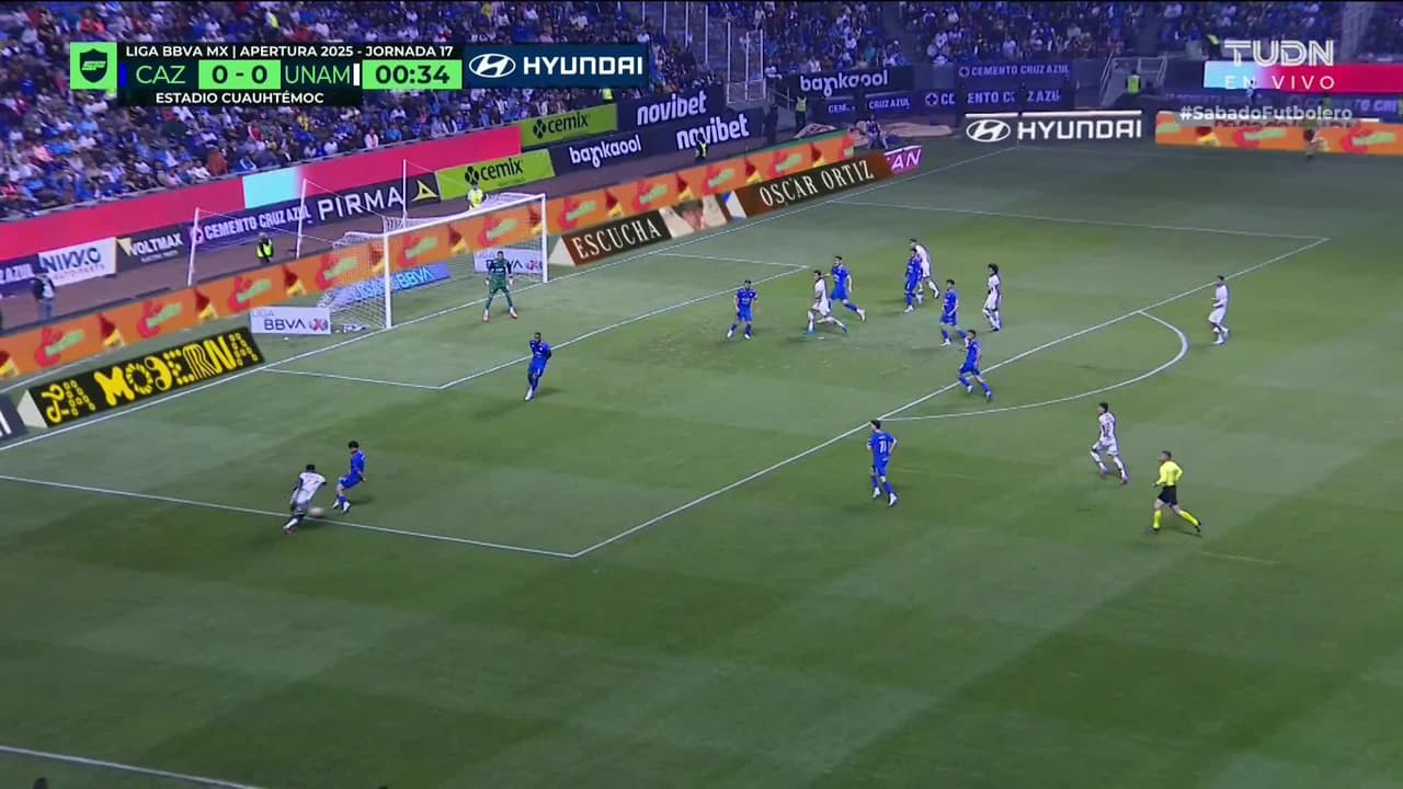 Arranca el partido y la pelota está en juego.