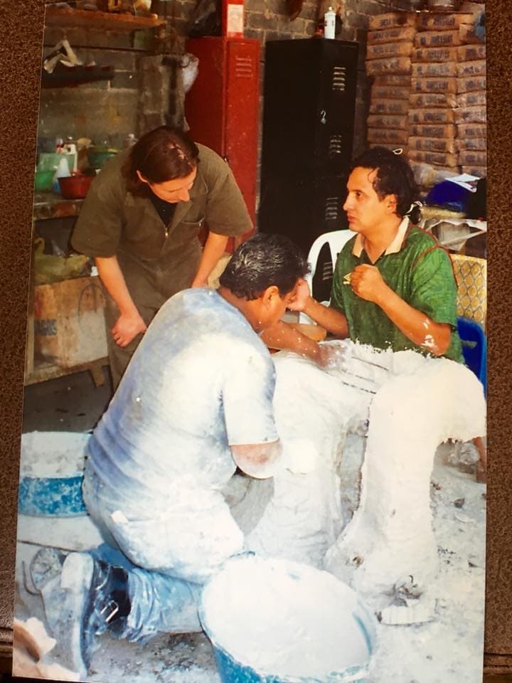 Así fue como prepararaon a 'Nachito' con yeso de por medio para la elaboración de su estatua.