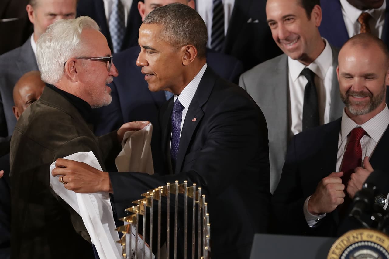El presidente Obama explicó que la familia de Michelle, nativa de Chicago, era seguidora de los Cubs, y especialmente su padre, a quien cuando llegaba del colegio lo veía sentado viendo los partidos de su equipo favorito, en el que entonces militaba Cardenal. El presidente por eso dio su fraternal saludo al manager Joe Madden.