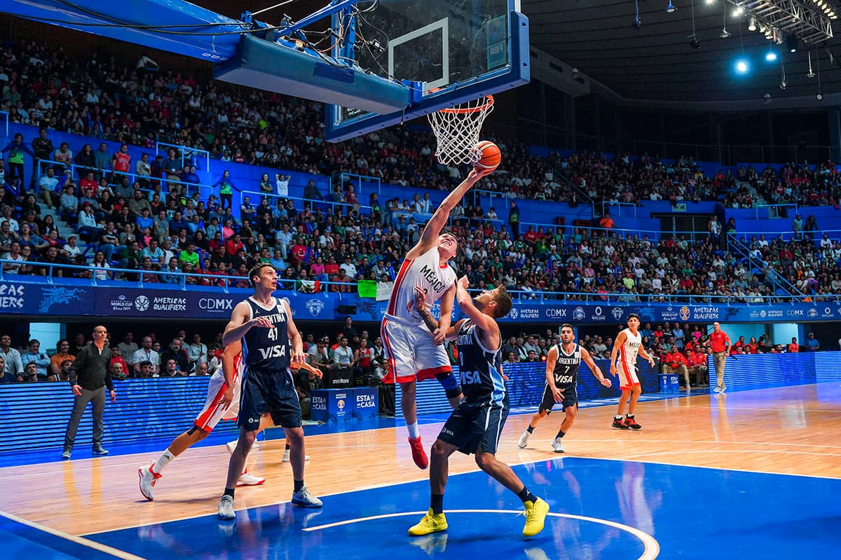 Viniendo de atrás, México logró empatar el marcador 54-54 en el tercer cuarto del juego.