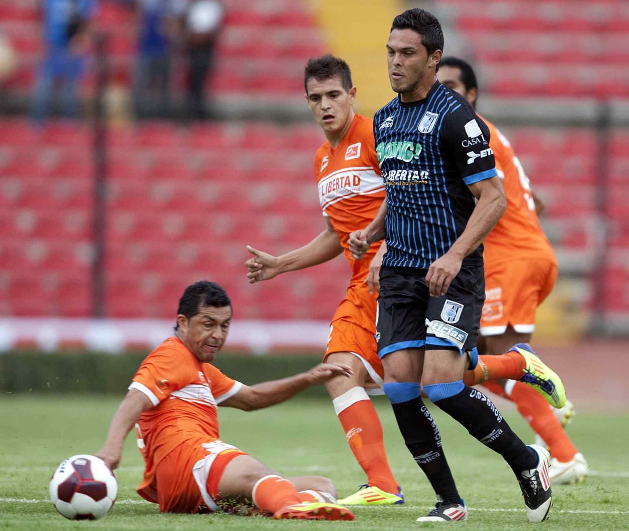 En el año 2013 jugó su último partido como futbolista de primera división en México.
