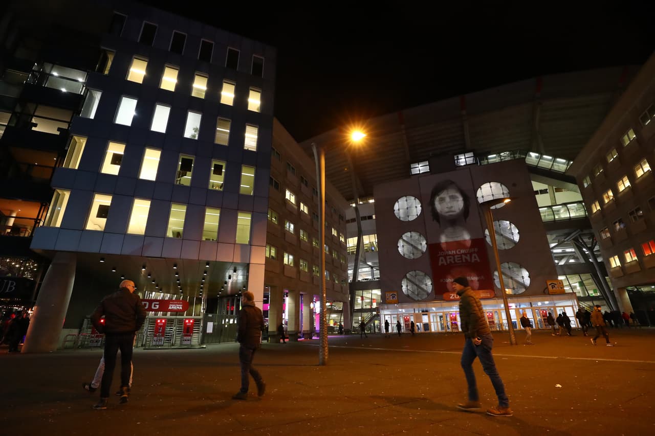 Poco a poco los aficionados locales iban llegando al campo del Ajax para esta jornada europea.