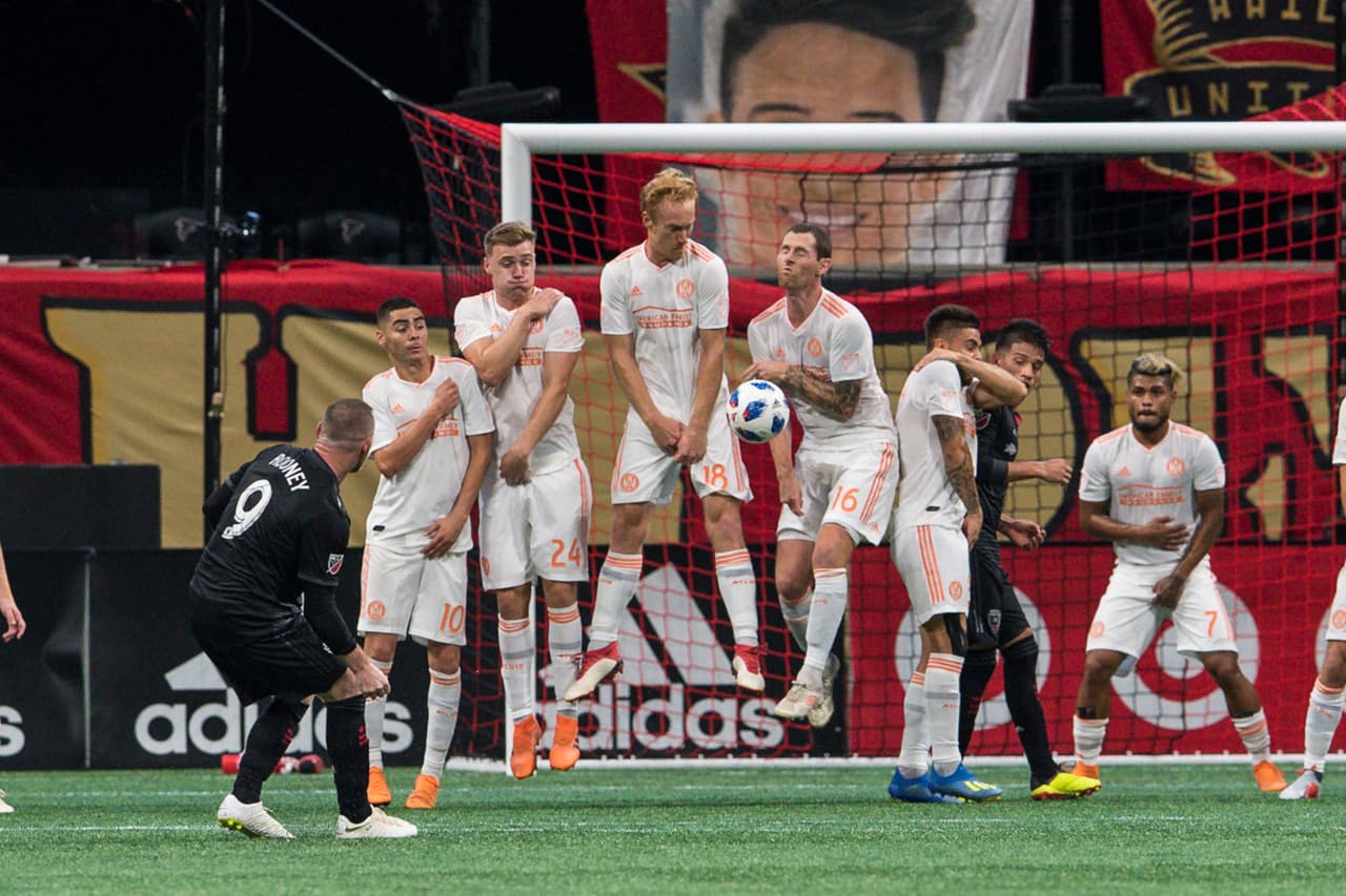 El exdelantero del Manchester United, Everton y la selección de Inglaterra, tuvo un tiro libre que chocó con la barrera antes de terminar el primer tiempo.