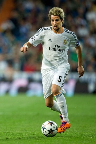 Coentrao (8): Su temporada irregular quedó en el olvido en un partido en el que se multiplicó en labores defensivas en el lateral izquierdo, firme ante los ataques de sus rivales y sacando el balón bien jugado para montar los contragolpes cuando su equipo se parapetó en su terreno.  