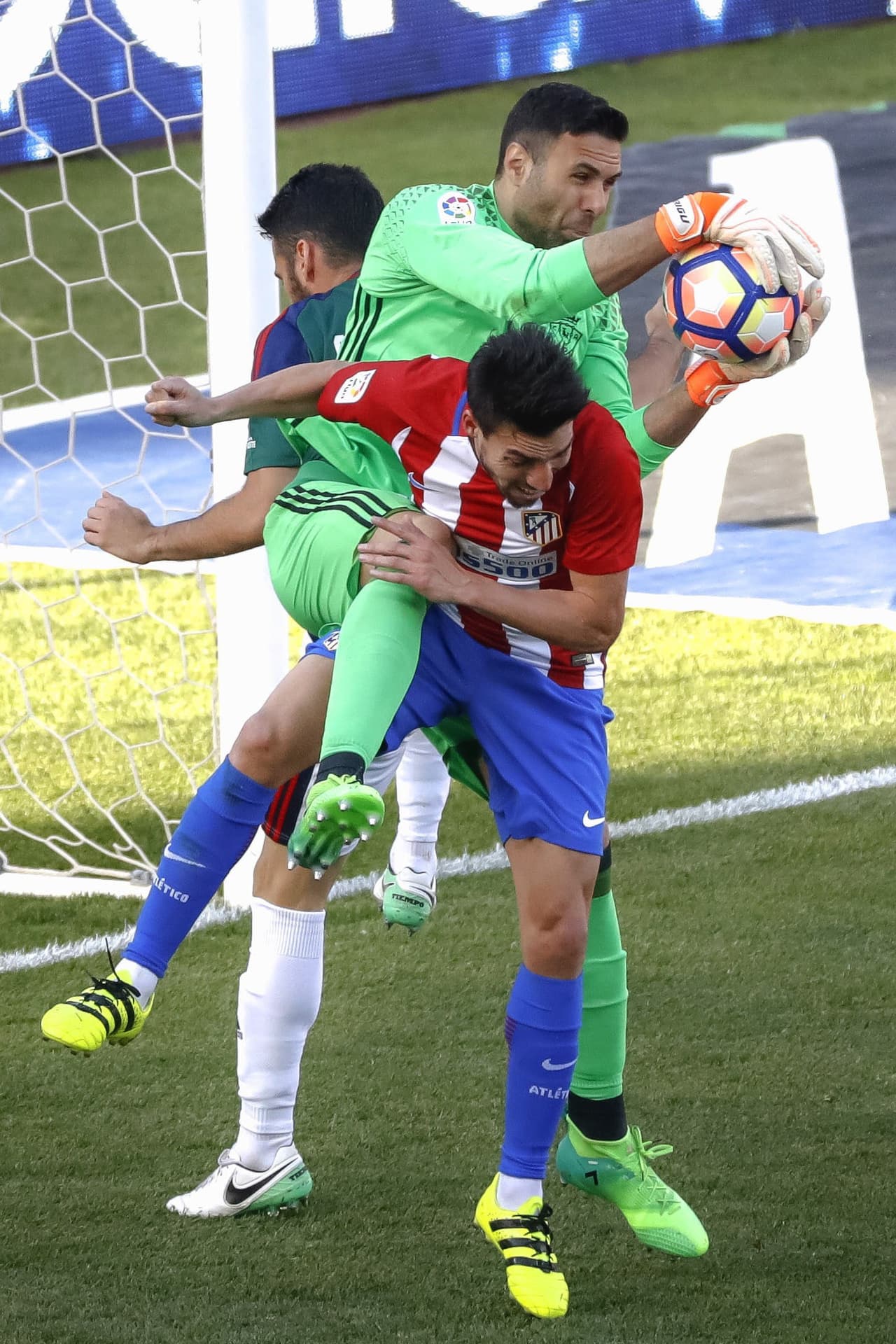 Pero Sirigu sigue siendo propiedad del PSG. El resto de la plantilla del Osasuna es de jugadores prácticamente desconocidos.