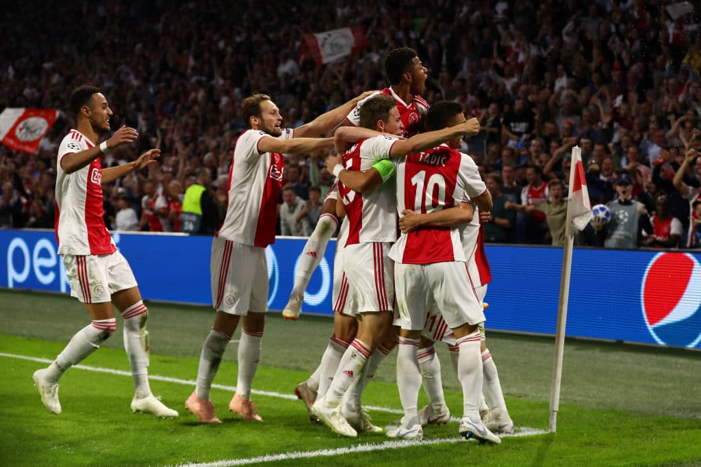 Ajax armó la fiesta en su casa con victoria 3-0 contra AEK Atenas para demostrar su grandeza en el grupo E de la Champions League en el Johan Cruyff Arena.