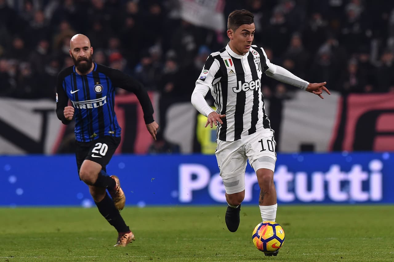 TURIN, ITALY - DECEMBER 09: Paulo Dybala (R) of Juventus in action as Borja Valero of Internazionale tackles during the Serie A match between Juventus and FC Internazionale on December 9, 2017 in Turin, Italy. (Photo by Tullio M. Puglia/Getty Images)
