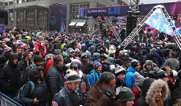 ¡Todo listo en el U.S. Bank Stadium para el Super Bowl LII! Los Patriots y los Eagles jugarán por el título de la NFL y ni siquiera las bajas temperaturas reducen la pasión de los miles de aficionados que ya están en el estadio.