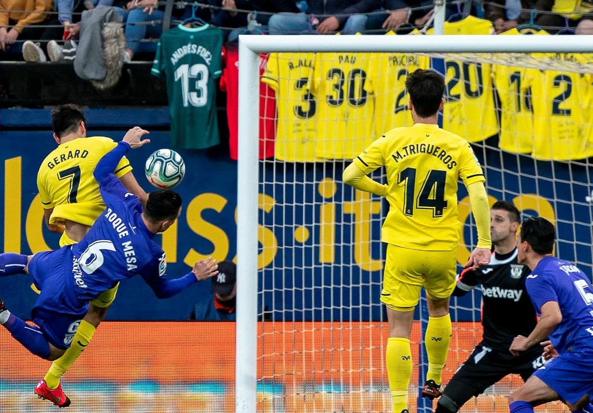 Apenas cinco minutos y Gerard Moreno se levanta por todos los aires para cabecear y abrir el marcador en favor de los locales.