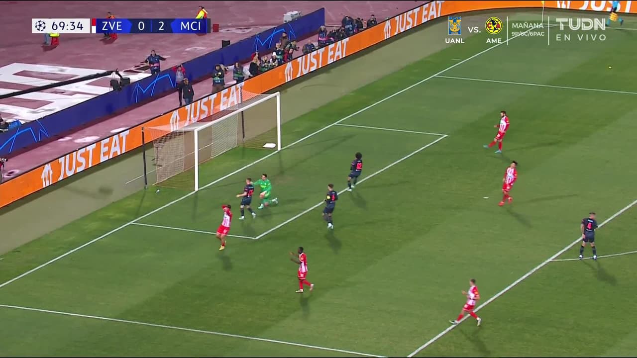 ¡CERCA! Jovan Mijatovic disparó que se estrella en el poste.