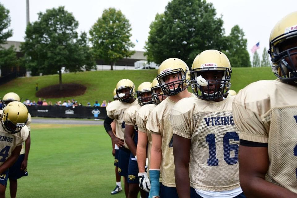 Diversión, aprendizaje, emoción, conviviencia y retroalimentación, los ingredientes principales de la inusual práctica de los Panthers con chicos de preparatoria de Carolina del Sur. Checa las mejores imágenes.