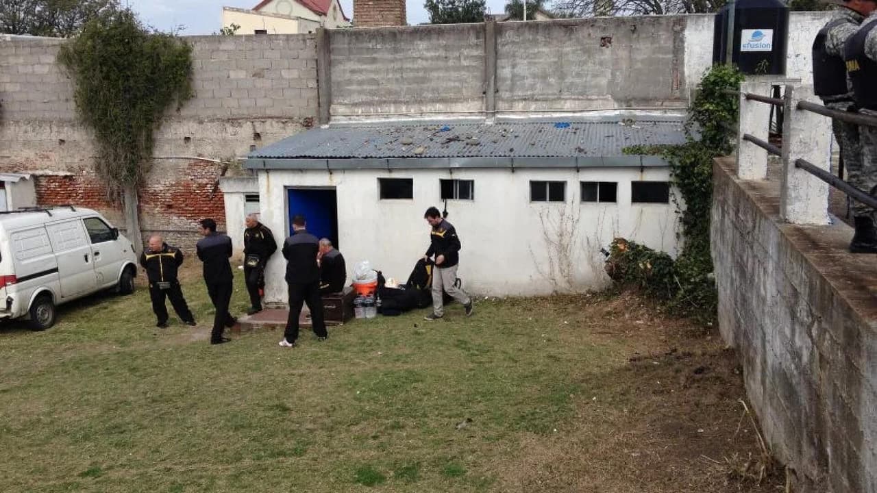 ¿Se arrepiente Luis Suárez? El goleador entra a humilde vestidor tras lujo europeo