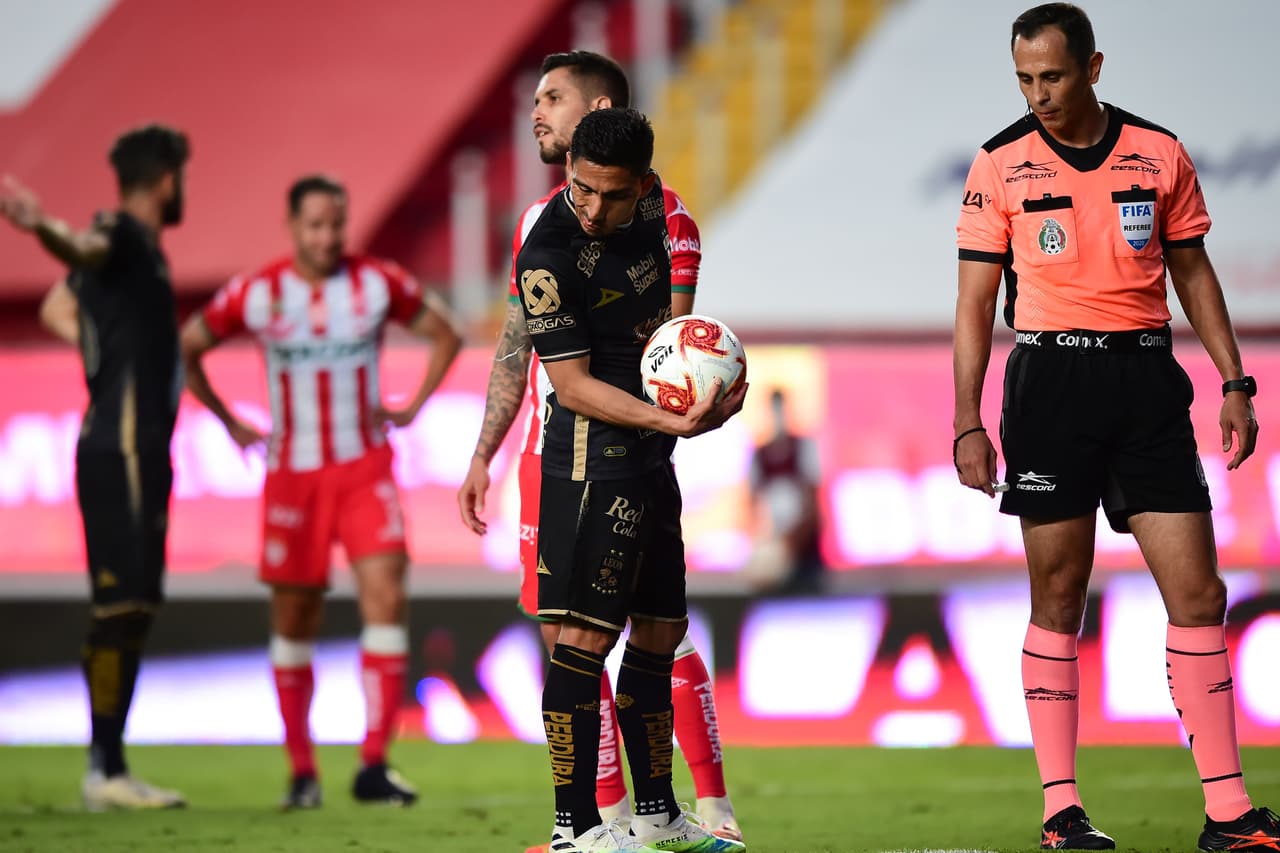 Nuevamente cobró Ángel Mena y mandó guardar al fondo el balón un zurdazo colocado.
