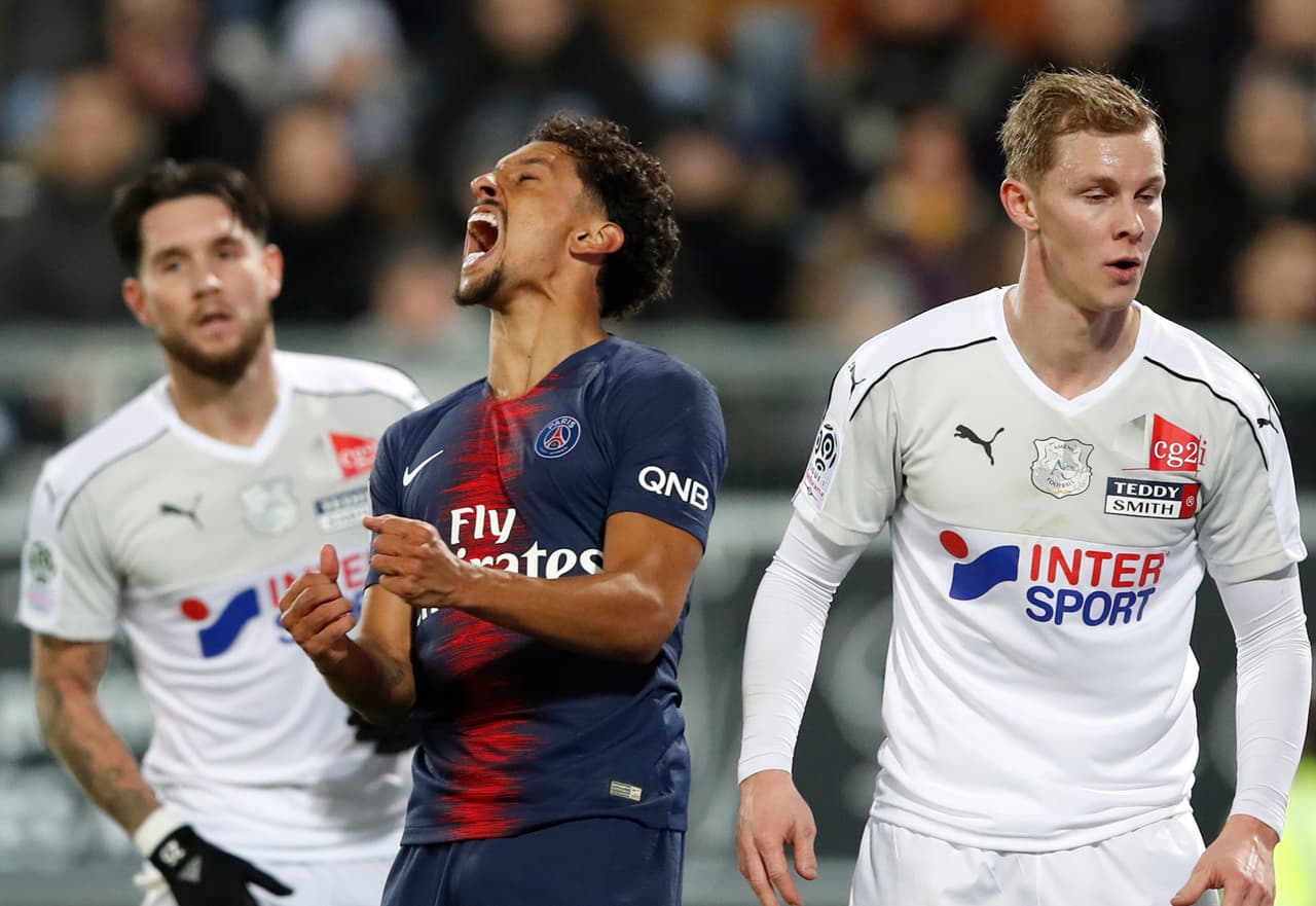 Juega futbol en el mismo equipo y en la misma selección que su gran ídolo Thiago Silva. "Es mí ídolo y se ha convertido en un amigo" dijo el defensor en una entrevista.