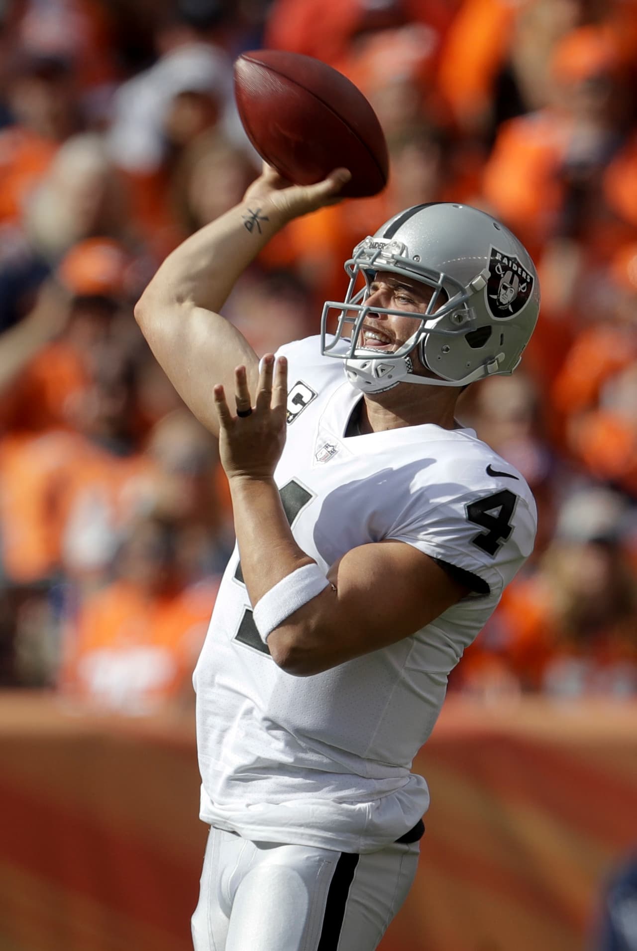 El entrenador de los Raiders , Jack Del Rio, dijo a periodistas el lunes que su quarterback estrella está lidiando con una fractura en el proceso transversal en su espalda.